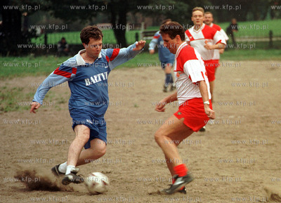 Mecz politykow w Gdyni. Po lewej Jacek Karnowski -...