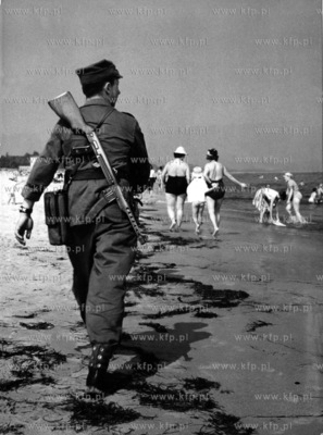 Patrol WOP-u na trojmiejskich plazach 1966 (zk_odbitka_p18,...