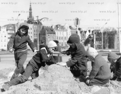 Dzieci bawia się na alei Leningradzkiej w Gdansku...