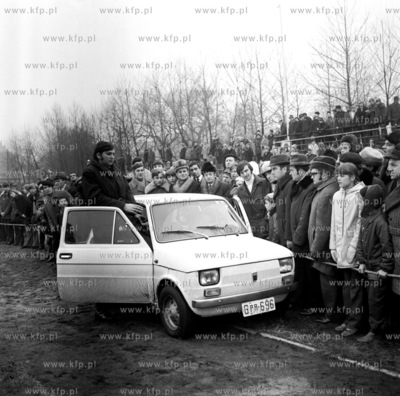 Prezentacja dwoch samochodow najnowszej marki fiat...