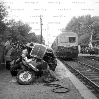 Zderzenie samochodu marki Mercedes z jadacym w kierunku...