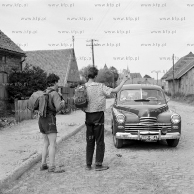 Autostopowicze przed wyjazdem na wakacje. 
1965
00004655z
Fot....