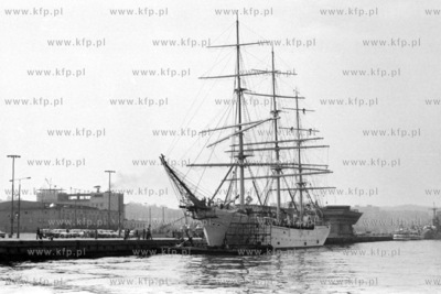 Statek szkolny WSM „Dar Pomorza" po dorocznym remoncie...