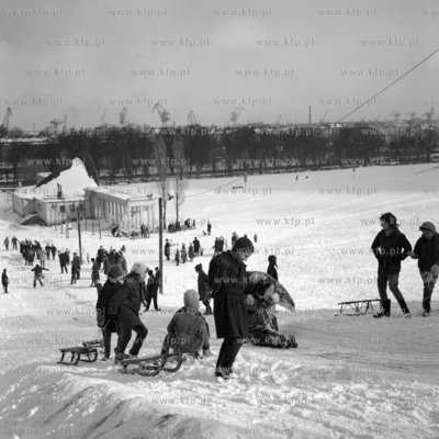 Zjazd na sankach z Wroniej Górki na plac Zebrań Ludowych...