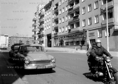 Przed sklepem muyzcznym. (lata60)
1962
0002248z
Fot....