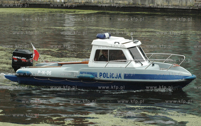 Motorowka policyjna podczas partolu na Motlawie.
28.07.2006
fot....