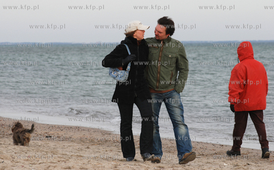 Marcin Firlej z zona Anna na spacerze w Rewie.
03.02.2008
fot....