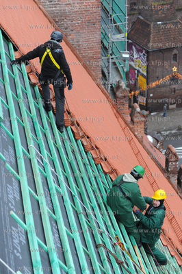 Kosciol sw. Katarzyny, Gdansk. Prace dekarskie na dachu...