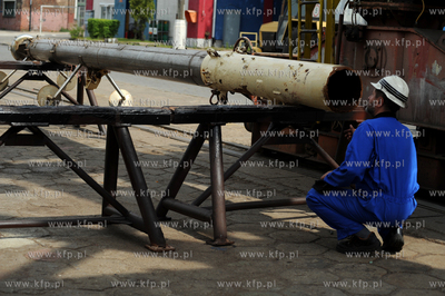 Gdansk. Stocznia Remontowa. Naprawa polamanych masztow...