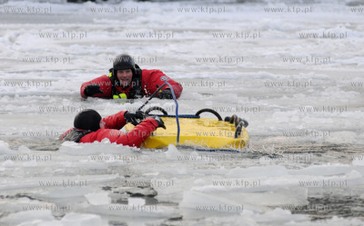 Gdynia, port jachtowy. Jak przetrwac na zamarznietym...