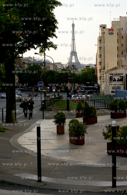 Paryz. Wieza Eiffla, najbardziej znany obiekt architektoniczny...