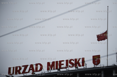 Gdansk. Na ulicach miasta na znak zaloby, flagi panstwowe...