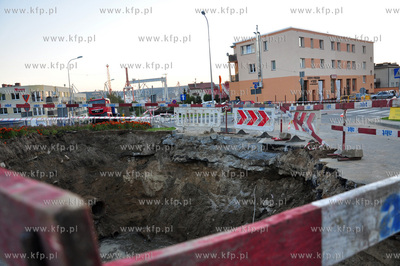 Na gotowym po remoncie rondzie laczacym ulice Bosmanska...