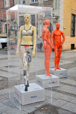 200 naturalnej wielkosci manekinow symbolizujacych...