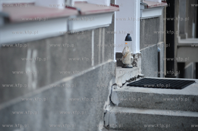 Dzien Wszystkich Swietych w Gdansku. Nz. znicz pod...