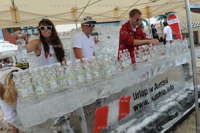 Sopot, plaza k. hotelu Grand. Promocja Slonce, Narty...