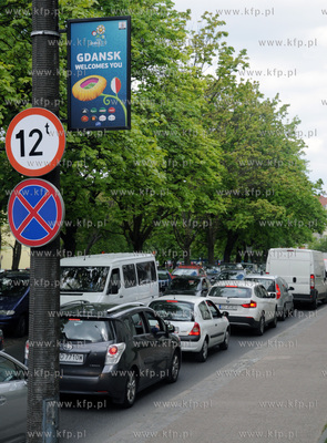 Peknieta rura wodociagowa spowodowala utrudnienia ruchu...