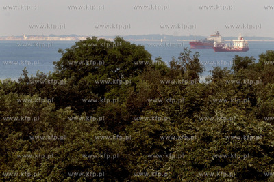 Statek zacumowany na redzie gdanskiego portu, w oddali...