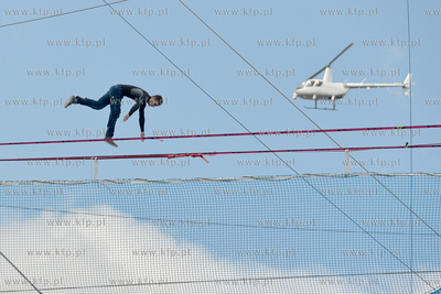 25 metrow nad pokladem Daru Mlodziezy zacumowanym przy...