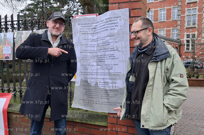 Protest mieszkańców Sulmina przed siedzibą Regionalnej...