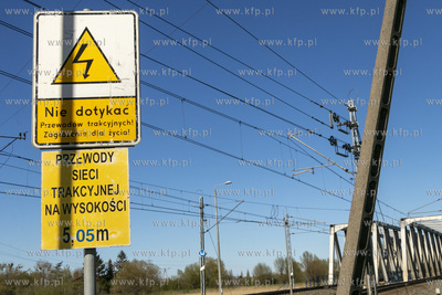Znak zakazujący dotykania przewodów trakcyjnych stojący...
