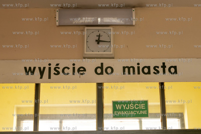 Kasy biletowe i poczekalnia na dworcu PKP w Pruszczu...