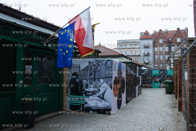 Tablice informacyjne z fotografiami pochodzącymi ze...