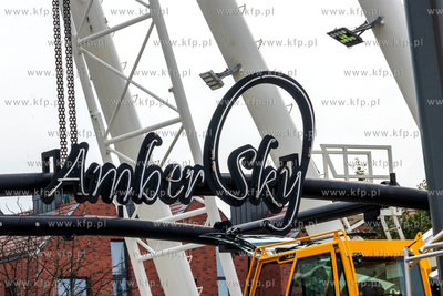 Demontaż koła widokowego Amber Sky na wyspie Ołowianka...