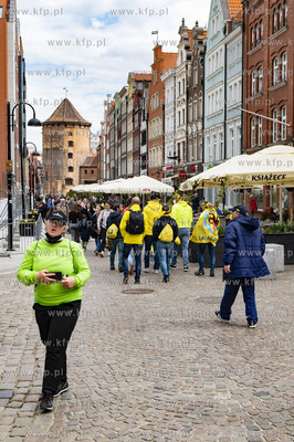 Kibice Manchester United i Villarreal CF spacerujący...