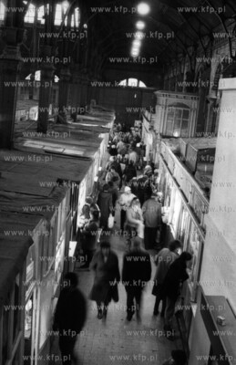Hala targowa w Gdańsku. XII 1986. Zbigniew Kosycarz...