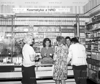 Stoisko z kosmetykami z NRD w Gdansku. (7maj74_z.kosycarz_p69)...