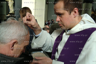 Sroda popielcowa, kosciol sw. Mikolaja w Gdansku.5.03.2003fot....