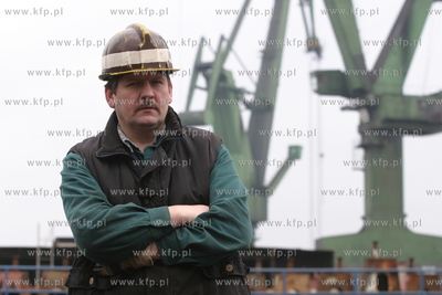 Marek Bronk - pracownik Stoczni Gdanskiej nalezacej...
