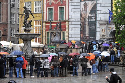 Noc Muzeow w Gdansku. Kolejka do Dworu Artusa na Dlugim...