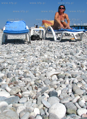 Kamienista plaza przy hotelu Sailors Beach Club w Kiris,...