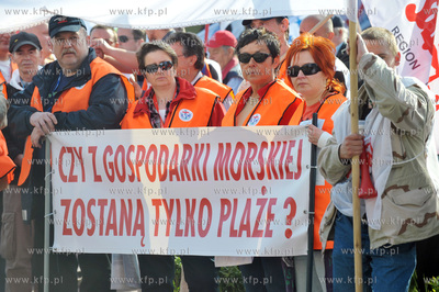 Protest Solidarnosci przed rozpoczynajaca sie w budynku...
