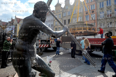 Gdansk. Demontaz figury Neptuna z fontanny na Dlugim...