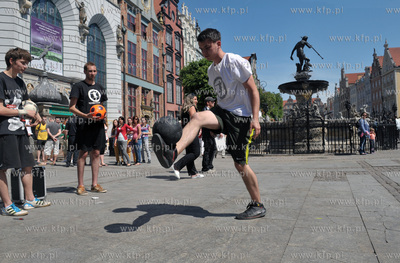 Ulice Dluga i Dlugi Targ w Gdansku dzien przed meczem...