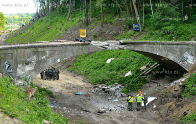 Wyburzanie Mostku Weisera Dawidka na gdanskiej Strzyzy....