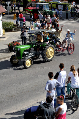Dozynki w Luzienie na Kaszubach. Dozynkowy korowod...
