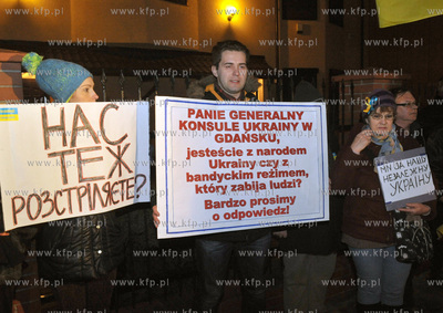 Pokojowa manifestacja przed konsulatem Ukrainy na ul....