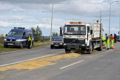 Rozsypane zboze z ciezarowki na ul. Elblaskiej. 02.09.2015
fot....