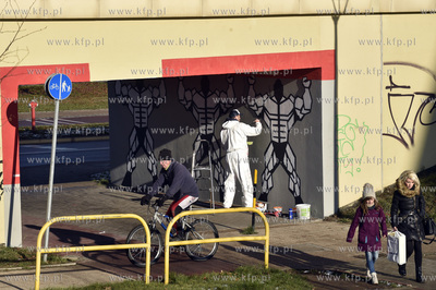 Mural autorstwa Grzegorza Zająca powstaje w przejściu...