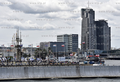 Gdynia. Parada morska i lotnicza z okazji Świta Marynarki...