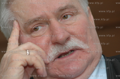 Lech Walesa w swoim biurze. 08.06.2005 fot. Maciej...