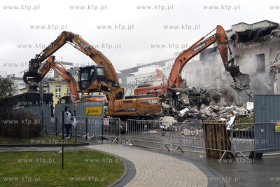 Wyburzanie kolejnych budynków dawnej Akademii Medycznej...