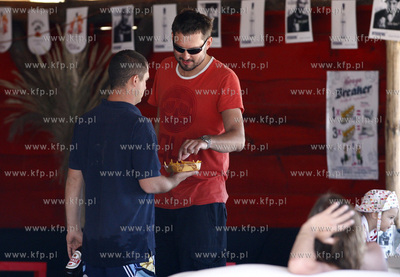 Polwysep helski. Marcin Prokop nad morzem z coreczka.
23.07.2008
fot....