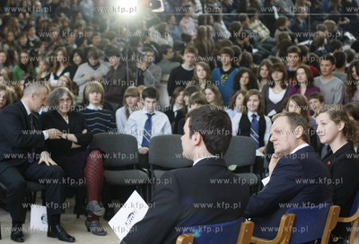 Gdynia. Gimnazjum nr 24 . Premier RP Donald Tusk wzial...