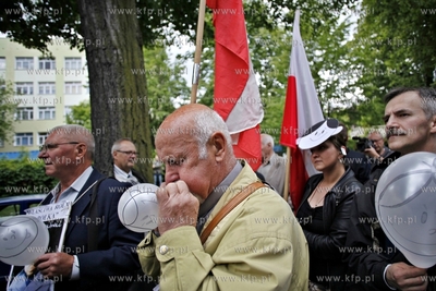 Gdansk. Ul. Polanki. Pikieta czlonkow Klubu Gazety...