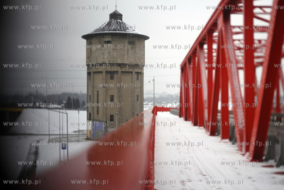 Stary wiadukt nad torami i wieza cisnien w Letnicy.
12.02.2013
fot....